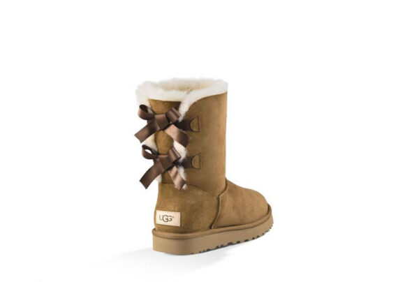 ⁦מגפי האגג דגם ביילי באוו קצר UGG BAILEY BOW SHORT⁩ – תמונה ⁦2⁩