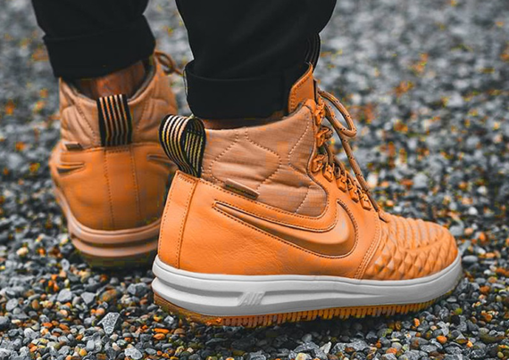 ⁦נעלי נייק-NIKE AIR LF1 DUCKBOOT ORANGE⁩ – תמונה ⁦4⁩