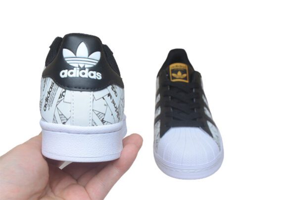 ⁦נעלי אדידס-ADIDAS Stan Smith - Black & Logo Print⁩ – תמונה ⁦5⁩