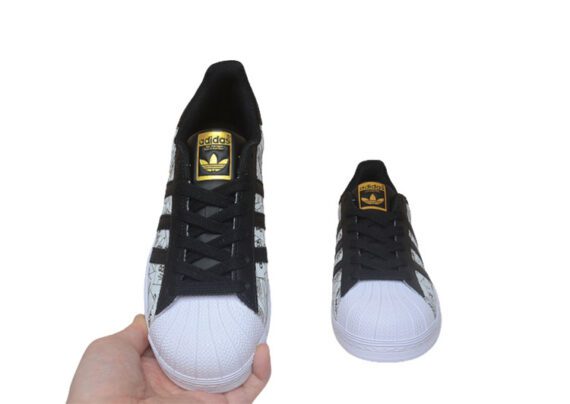 ⁦נעלי אדידס-ADIDAS Stan Smith - Black & Logo Print⁩ – תמונה ⁦6⁩