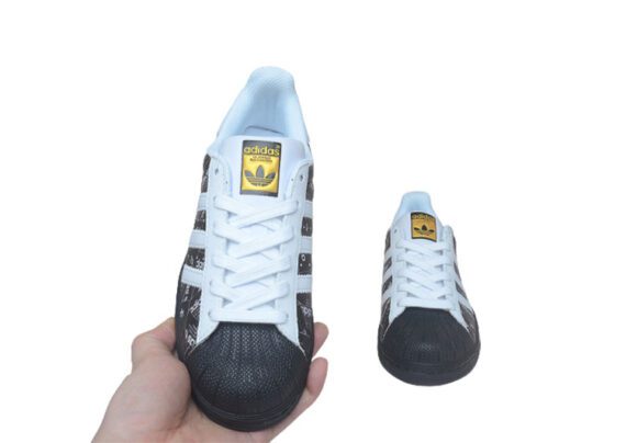 ⁦נעלי אדידס-ADIDAS Stan Smith - Black-Logo Print & Gold Logo⁩ – תמונה ⁦6⁩