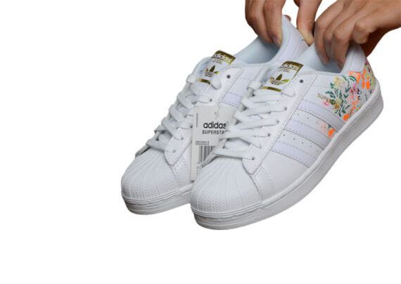 ⁦נעלי אדידס-ADIDAS Stan Smith - White With Fleur⁩ – תמונה ⁦3⁩