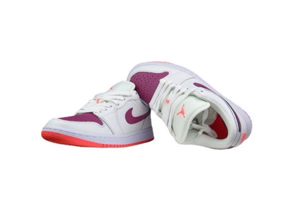 ⁦נעלי נייק-NIKE AIR JORDAN 1 LOW -WHITE-PURPLE LOGO⁩ – תמונה ⁦3⁩