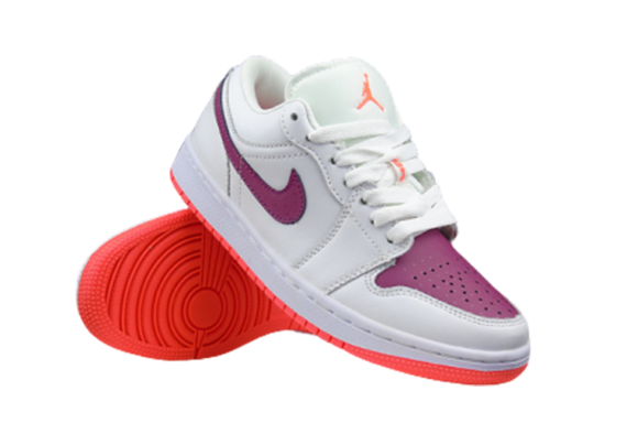 ⁦נעלי נייק-NIKE AIR JORDAN 1 LOW -WHITE-PURPLE LOGO⁩ – תמונה ⁦4⁩