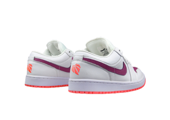 ⁦נעלי נייק-NIKE AIR JORDAN 1 LOW -WHITE-PURPLE LOGO⁩ – תמונה ⁦5⁩