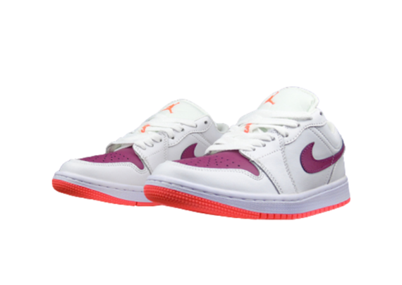 ⁦נעלי נייק-NIKE AIR JORDAN 1 LOW -WHITE-PURPLE LOGO⁩ – תמונה ⁦2⁩