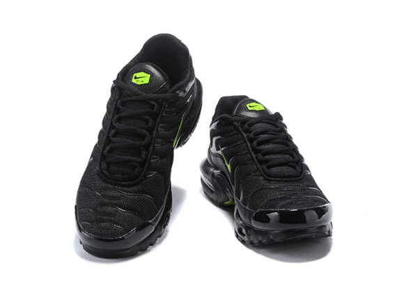 ⁦נעלי נייק-NIKE AIR MAX PLUS TN-BLACK-GREEN LOGO⁩ – תמונה ⁦2⁩