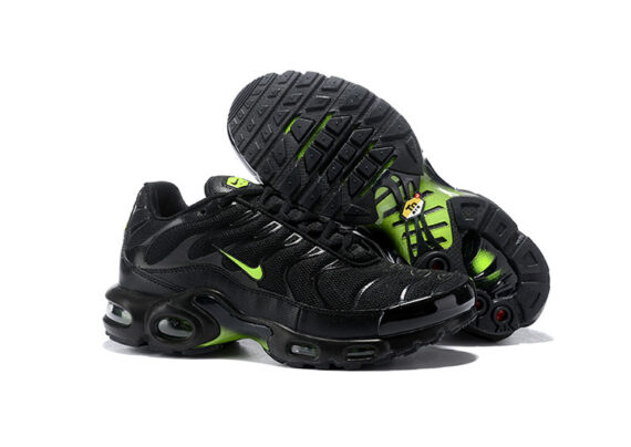 ⁦נעלי נייק-NIKE AIR MAX PLUS TN-BLACK-GREEN LOGO⁩ – תמונה ⁦4⁩