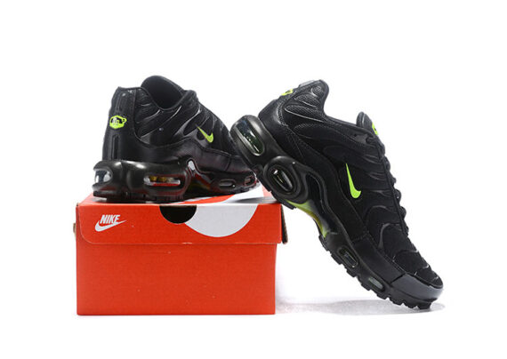 ⁦נעלי נייק-NIKE AIR MAX PLUS TN-BLACK-GREEN LOGO⁩ – תמונה ⁦3⁩