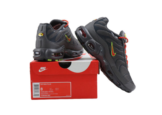 ⁦נעלי נייק-NIKE AIR MAX PLUS TN-GRAY-GREEN -RED LOGO⁩ – תמונה ⁦2⁩