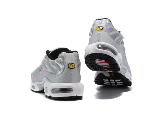 ⁦נעלי נייק-NIKE AIR MAX PLUS TN- LIGHT GRAY-RED LOGO⁩ – תמונה ⁦5⁩