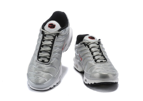 ⁦נעלי נייק-NIKE AIR MAX PLUS TN- LIGHT GRAY-RED LOGO⁩ – תמונה ⁦2⁩