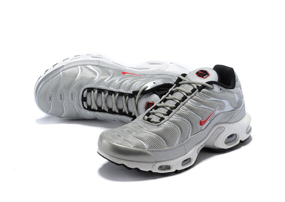 ⁦נעלי נייק-NIKE AIR MAX PLUS TN- LIGHT GRAY-RED LOGO⁩ – תמונה ⁦3⁩