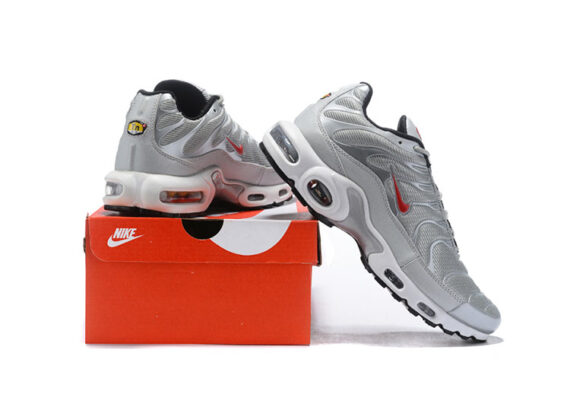 ⁦נעלי נייק-NIKE AIR MAX PLUS TN- LIGHT GRAY-RED LOGO⁩ – תמונה ⁦4⁩