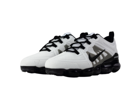 ⁦נעלי נייק-NIKE AIR VAPROMAX 2019 - WHITE-BLACK LOGO⁩ – תמונה ⁦2⁩