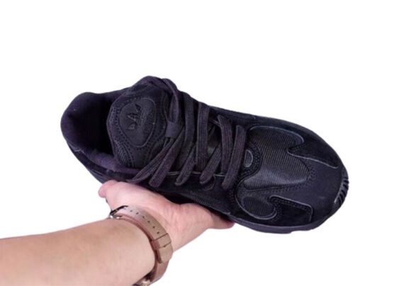 ⁦נעלי אדידס-ADIDAS YUNG-1 –  Full Black⁩ – תמונה ⁦4⁩