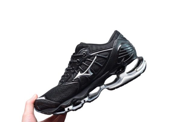 ⁦נעלי מיזונו-MIZUNO-Black & Silver⁩ – תמונה ⁦2⁩