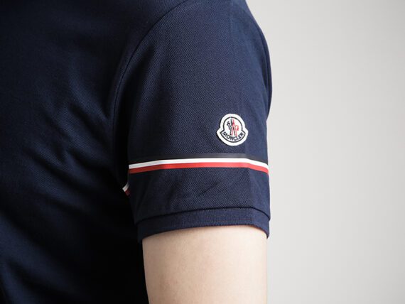 ⁦MONCLER POLO SHORT MEN LOGO SIDE BLACK AND BLUE⁩ – תמונה ⁦5⁩