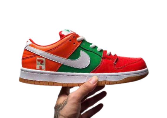 ⁦נעליי נייק-NIKE SB DUNK LOW PRO QS - Red - Green & White⁩ – תמונה ⁦2⁩