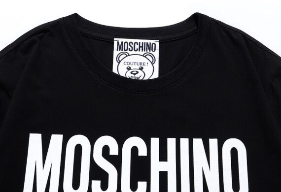 ⁦מוסקינו - MOSCHINO TSHIRTS SHORT - Black⁩ – תמונה ⁦4⁩