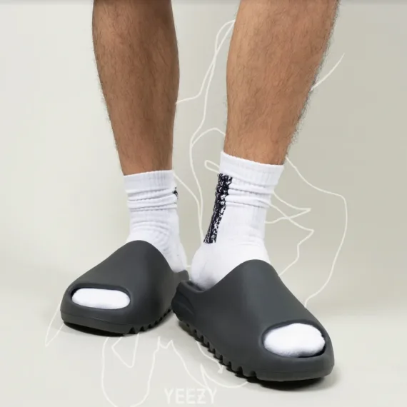 ⁦אדידס כפכפי ייזי Adidas Yeezy Slide Onyx⁩ – תמונה ⁦5⁩