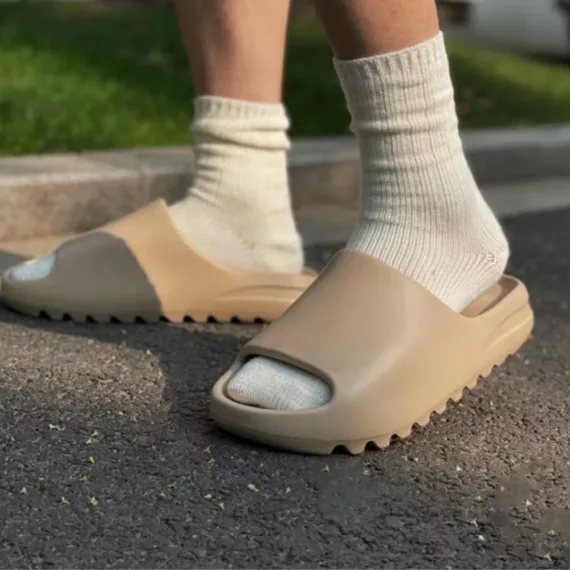 ⁦אדידס כפכפי ייזי Adidas Yeezy Slide Onyx Brown⁩ – תמונה ⁦3⁩