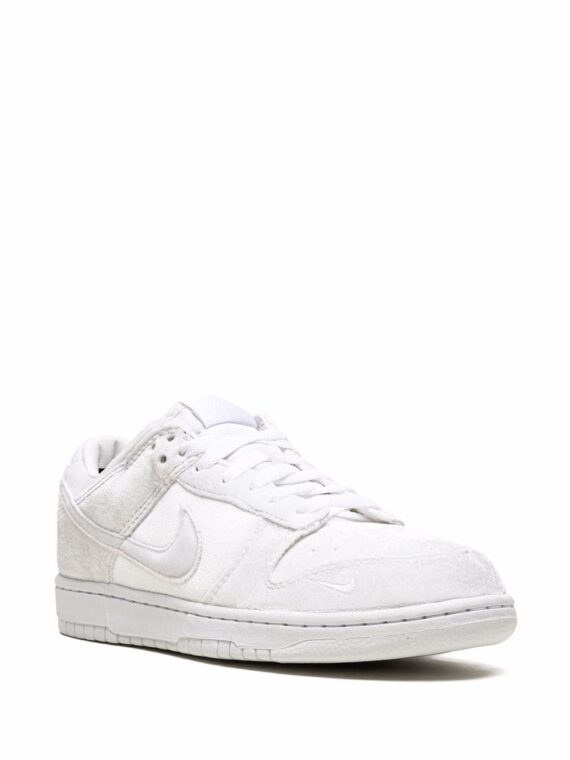 ⁦NIKE x Dover Street Market Nike Dunk Low "Triple White Velvet" sneakers⁩ – תמונה ⁦2⁩