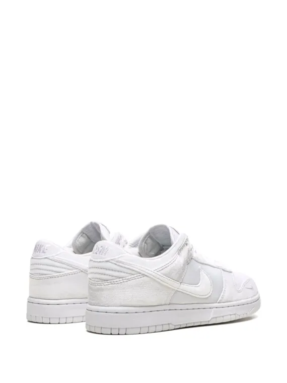 ⁦NIKE x Dover Street Market Nike Dunk Low "Triple White Velvet" sneakers⁩ – תמונה ⁦3⁩