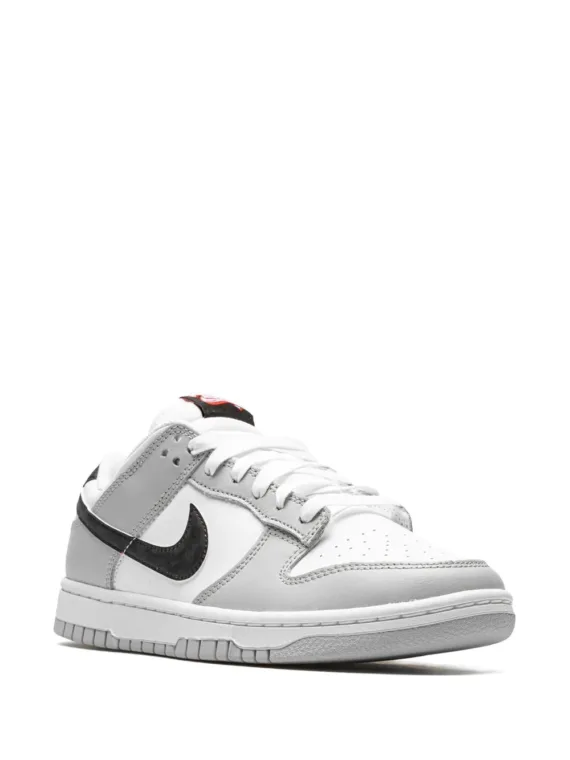 ⁦NIKE Dunk Low SE "Lottery Pack - Grey" sneakers⁩ – תמונה ⁦2⁩