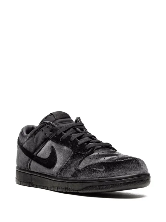 ⁦NIKE x Dover Street Market Dunk Low "Triple Black Velvet" sneakers⁩ – תמונה ⁦2⁩