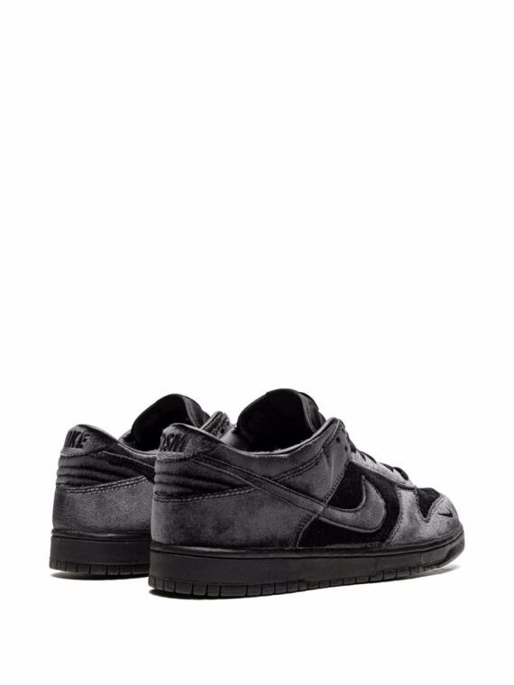 ⁦NIKE x Dover Street Market Dunk Low "Triple Black Velvet" sneakers⁩ – תמונה ⁦3⁩