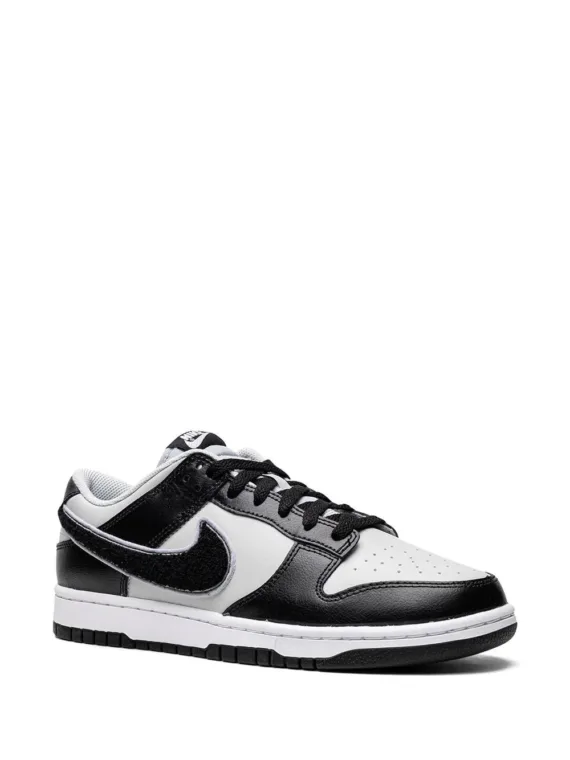 ⁦NIKE Dunk Low "Chenille Swoosh Black Grey" sneakers⁩ – תמונה ⁦2⁩