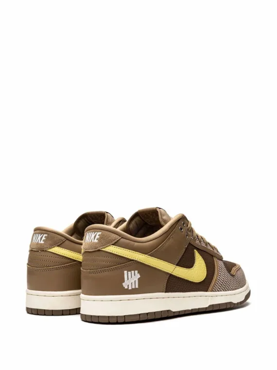 ⁦NIKE x Undefeated Dunk Low SP "Canteen" sneakers⁩ – תמונה ⁦3⁩