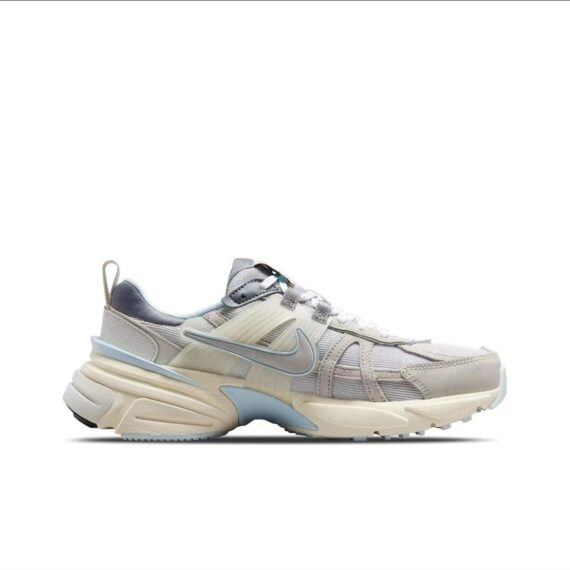 ⁦נעלי נייק סניקרס Nike V2K Run Gray Cream Paste⁩ – תמונה ⁦2⁩