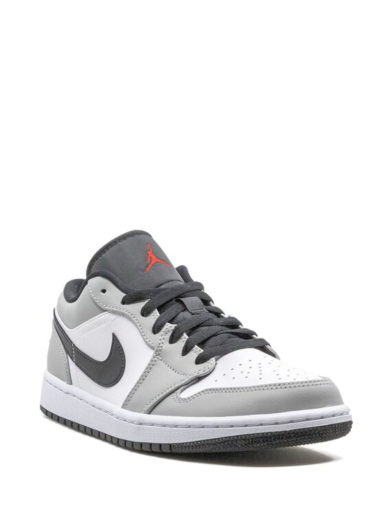 ⁦נייק ג'ורדן -NIKE AIR JORDAN 1 LOW - Light Smoke Grey⁩ – תמונה ⁦2⁩