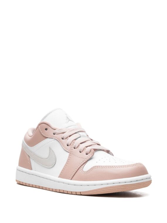 ⁦נייק ג'ורדן -NIKE AIR JORDAN 1 LOW - Crimson Tint⁩ – תמונה ⁦2⁩