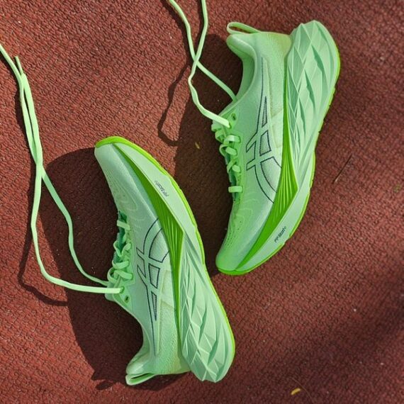 ⁦נעלי אסיקס - ASICS Novablast 4 green lemon⁩ – תמונה ⁦4⁩